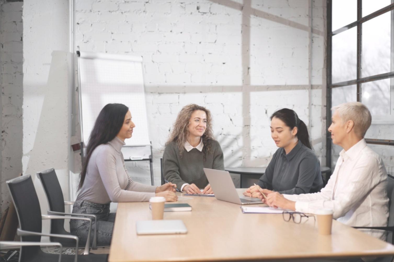 Equipo de drevonaxistra trabajando en el desarrollo de contenido educativo financiero